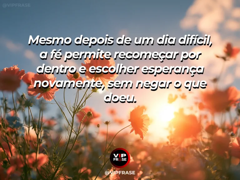 Frase de fé sobre esperança depois de um dia difícil, com amanhecer sobre campos verdes com flores amarelas e orvalho.