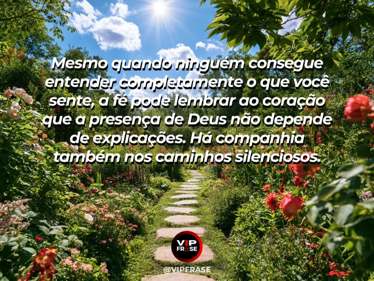 Mensagem de fé sobre fé na companhia de Deus, com caminho de pedras entre árvores floridas e luz acolhedora.