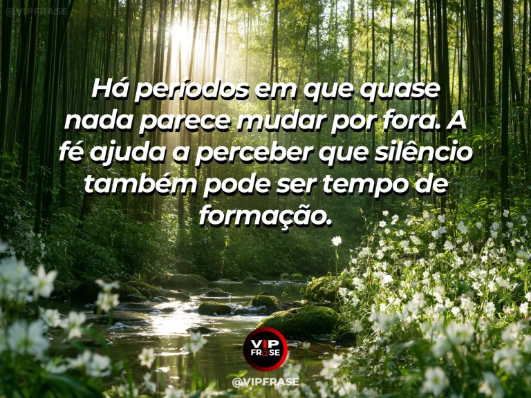 Frase de fé com bosque de bambu com névoa clara, brotos novos e luz suave.