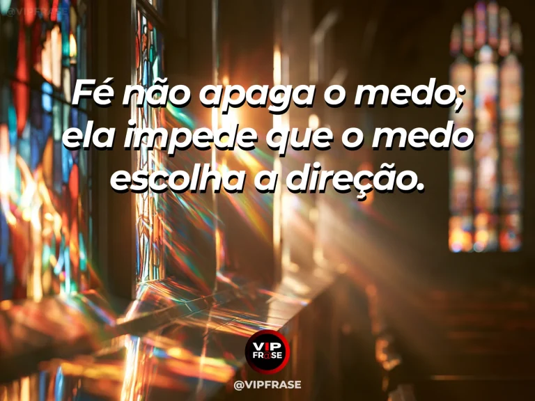 Mensagem de fé e coragem com falésias e luz atravessando nuvens sobre o oceano.