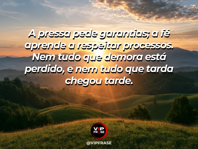 Frase de fé com dunas ao amanhecer com marcas de vento, sombras longas e horizonte luminoso.