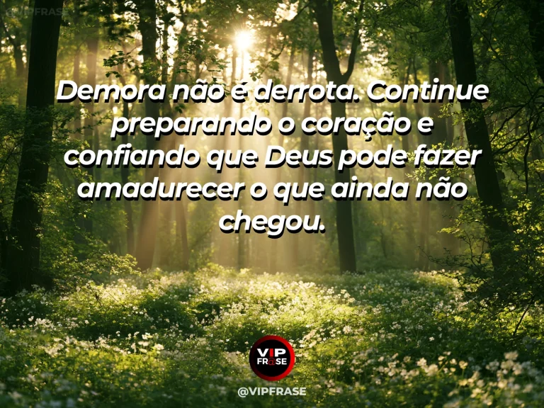 Mensagem de fé sobre fé diante da demora, com plantação em terraços verdes subindo uma montanha.