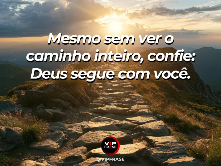 Mensagem de fé sobre confiança em Deus diante do caminho desconhecido, com trilha de montanha surgindo entre névoa dourada ao amanhecer.