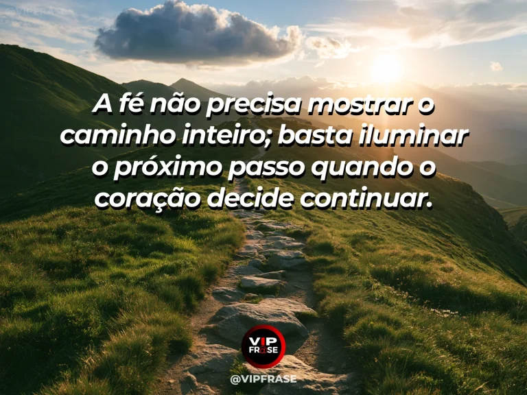 Trilha de montanha iluminada pelo amanhecer entre nuvens douradas