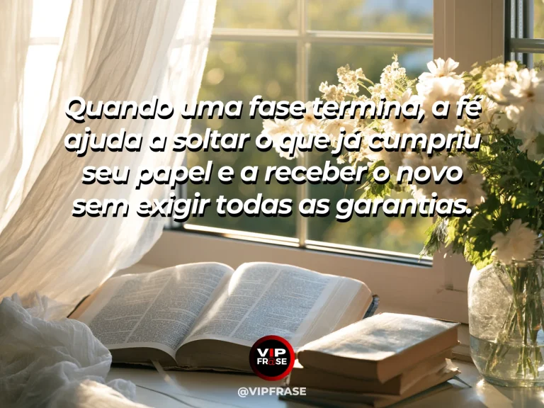 Frase de fé com floresta de outono com folhas caindo e brotos verdes iluminados junto ao caminho.