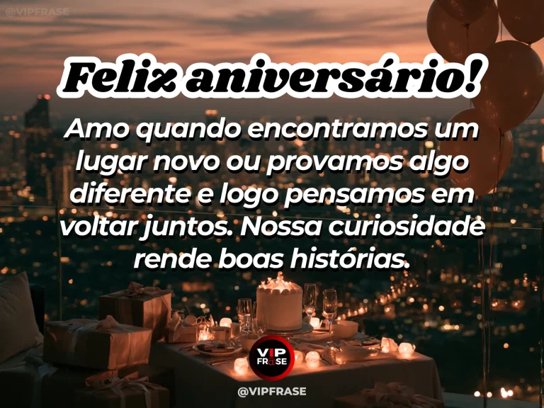Mensagem de aniversário para namorado sobre amor, com café charmoso com flores em praça iluminada.