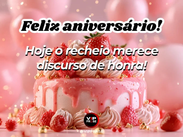 Mensagem de aniversário bem-humorada sobre o recheio de aniversário que merece homenagem, ilustrada com bolo rosa com frutas vermelhas e balões.