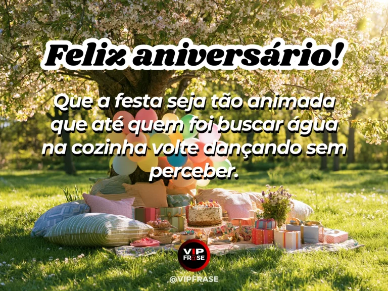 Mensagem de feliz aniversário em piquenique ao ar livre com bolo, almofadas, flores e presentes sob árvores floridas.