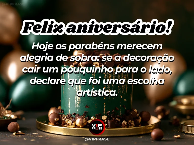 Mensagem de feliz aniversário com humor sobre decoração improvisada, em imagem de bolo verde com detalhes dourados e balões ao fundo.