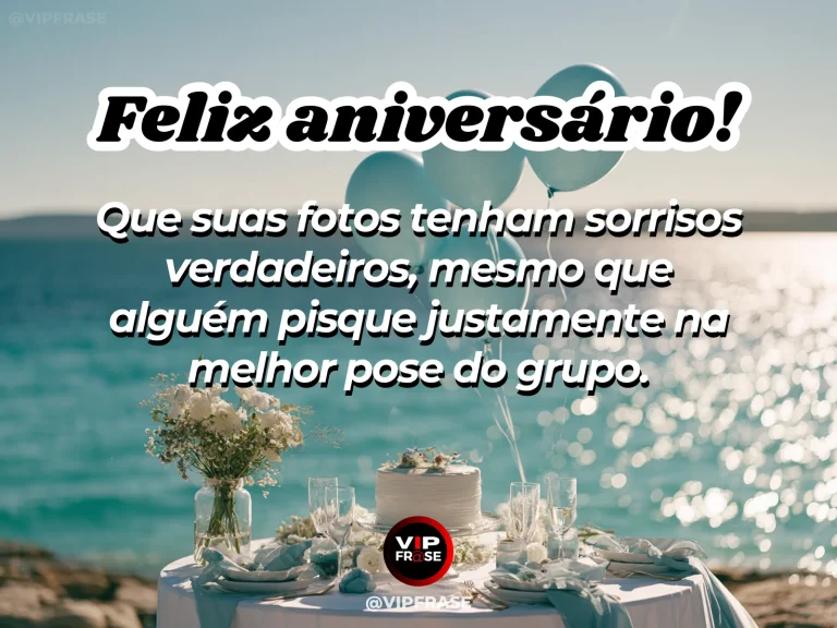 Mensagem de aniversário bem-humorada sobre fotos com sorrisos verdadeiros, mesmo quando alguém pisca, ilustrada com mesa de aniversário com bolo e flores diante do mar.