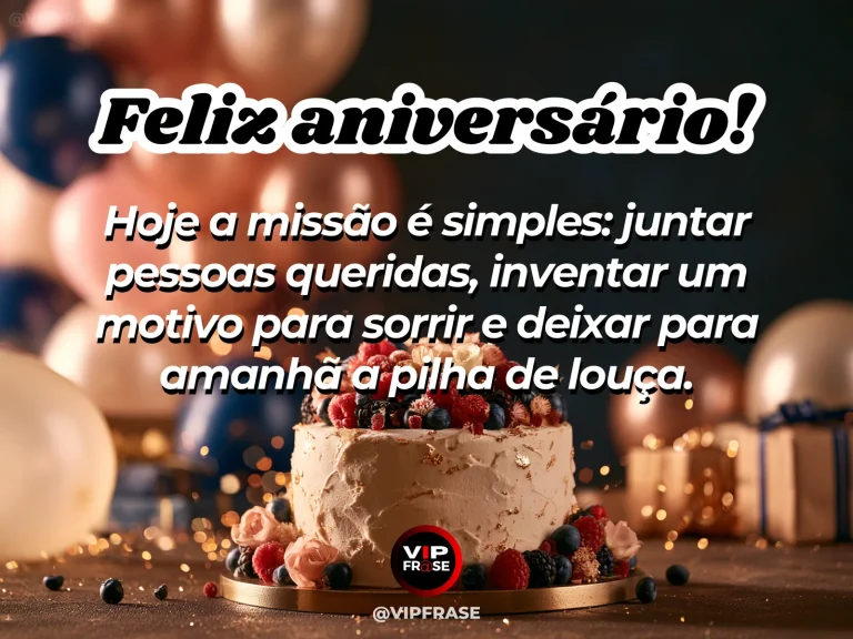 Feliz aniversário com mensagem sobre aproveitar a festa e deixar a louça para depois, em imagem de bolo claro com frutas e balões.