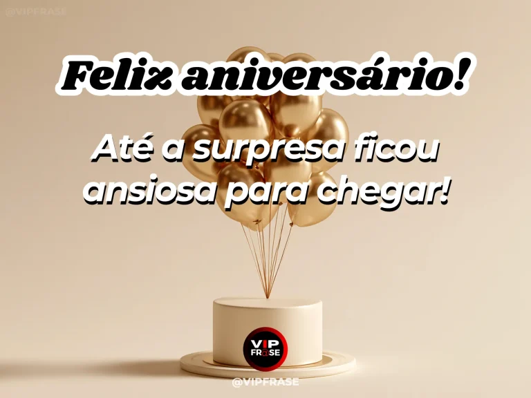Arte de aniversário bem-humorada sobre uma surpresa que chega antes do esperado, mostrando bolo branco com balões metálicos dourados.
