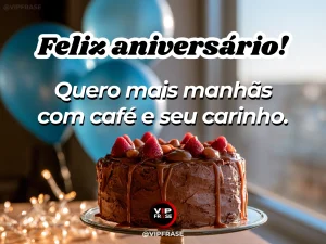 Mensagem de aniversário para namorado sobre amor, com duas xícaras de café e peônias em mesa clara.