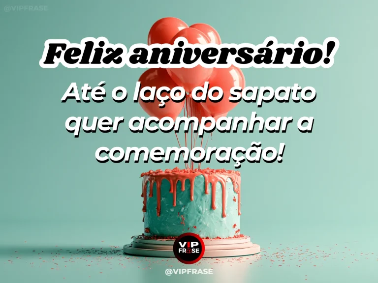 Feliz aniversário com frase divertida sobre o laço do sapato, em imagem de bolo verde-água com calda rosada e balões vermelhos.