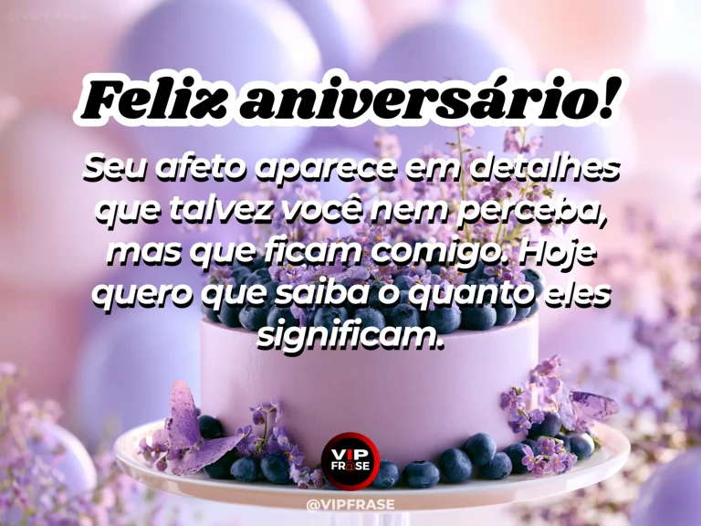 Mensagem de aniversário para madrinha sobre carinho, com small thoughtful bouquet on an elegant wooden table.