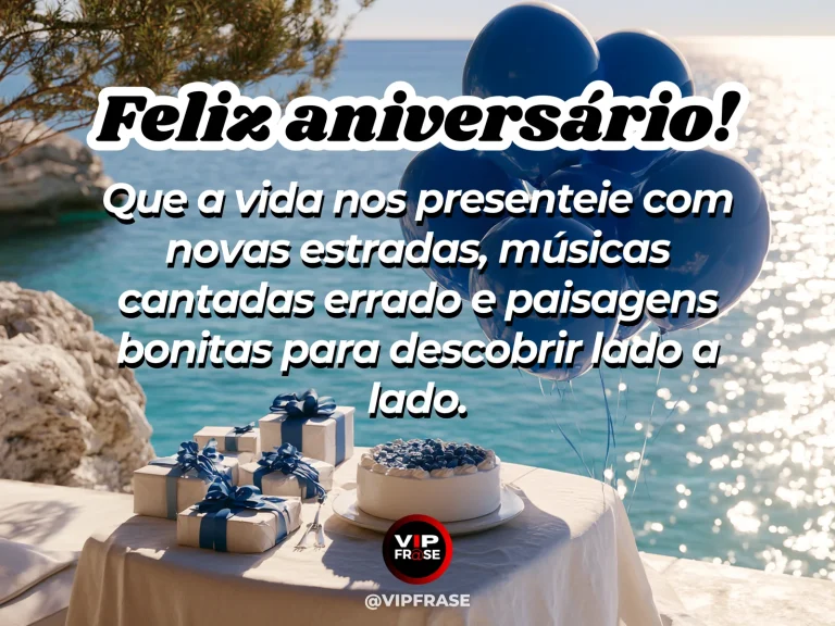 Mensagem de aniversário para namorado sobre amor, com estrada costeira ladeada de flores ao amanhecer.