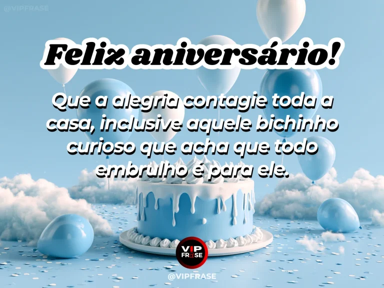 Mensagem de feliz aniversário com bolo azul, balões brancos e azuis e cenário lúdico de nuvens.