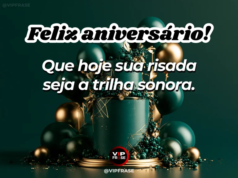 Mensagem de aniversário para namorado sobre felicidade, com balões coloridos e bolo numa festa de jardim.