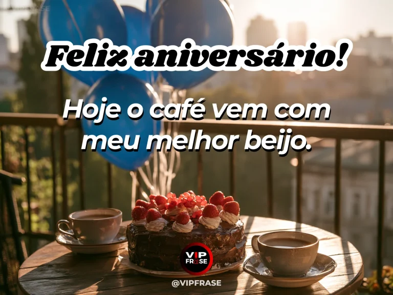 Mensagem de aniversário para namorado sobre amor, com café da manhã com xícara branca, bolo e flores corais.