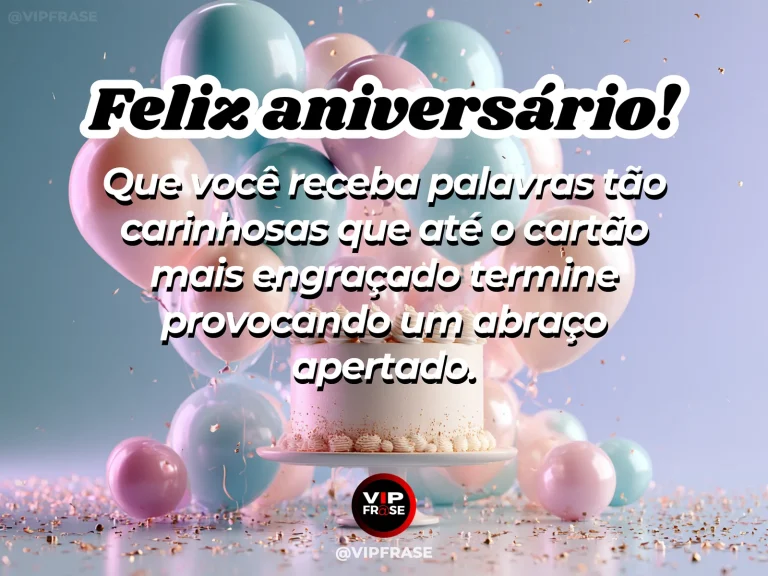 Mensagem de feliz aniversário com bolo branco, balões rosa e azul e confetes sobre fundo lilás.