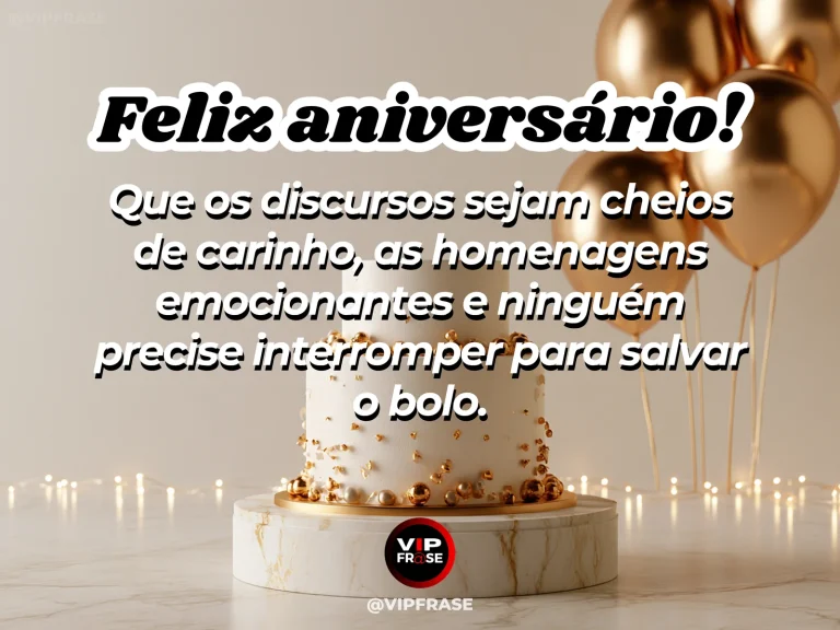 Mensagem de feliz aniversário com bolo branco de detalhes dourados, balões dourados e luzes suaves.