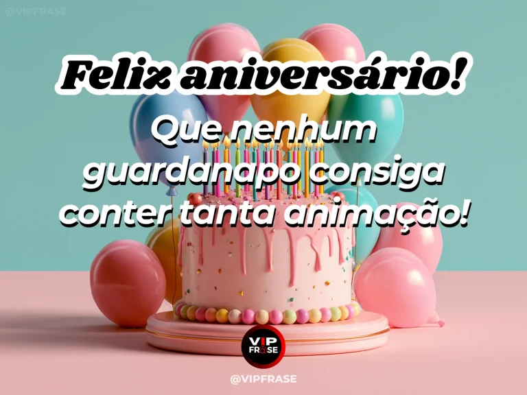 Arte de feliz aniversário com mensagem sobre a animação da festa, em imagem de bolo rosa com velas e balões coloridos.