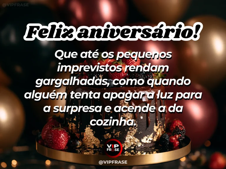 Feliz aniversário com humor sobre imprevistos na festa, em imagem de bolo escuro com frutas vermelhas e balões em tons quentes.