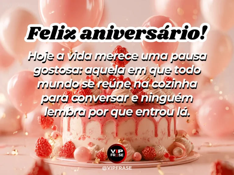 Feliz aniversário com mensagem divertida sobre conversas na cozinha, ilustrada por bolo rosado, framboesas e balões cor-de-rosa.
