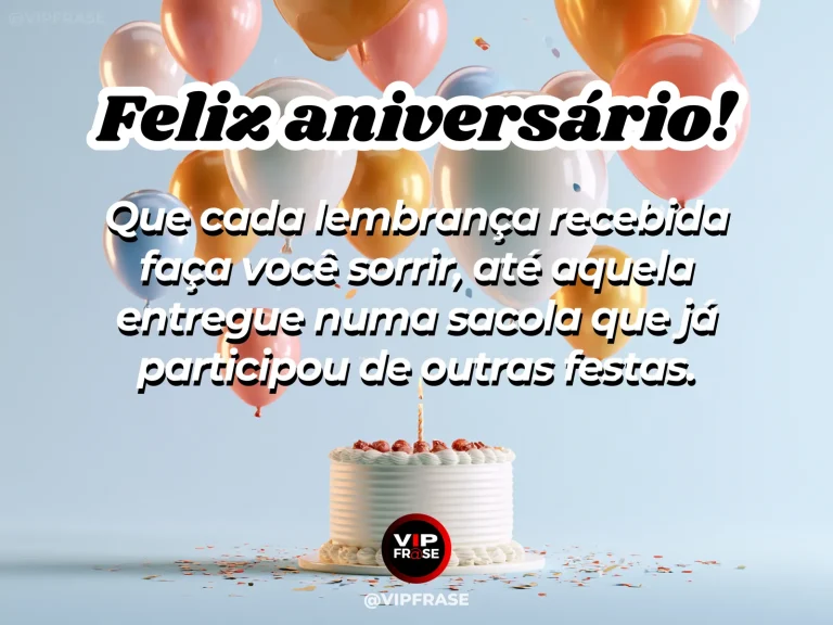 Mensagem de feliz aniversário com bolo branco, balões em tons de pêssego e laranja e confetes no chão.