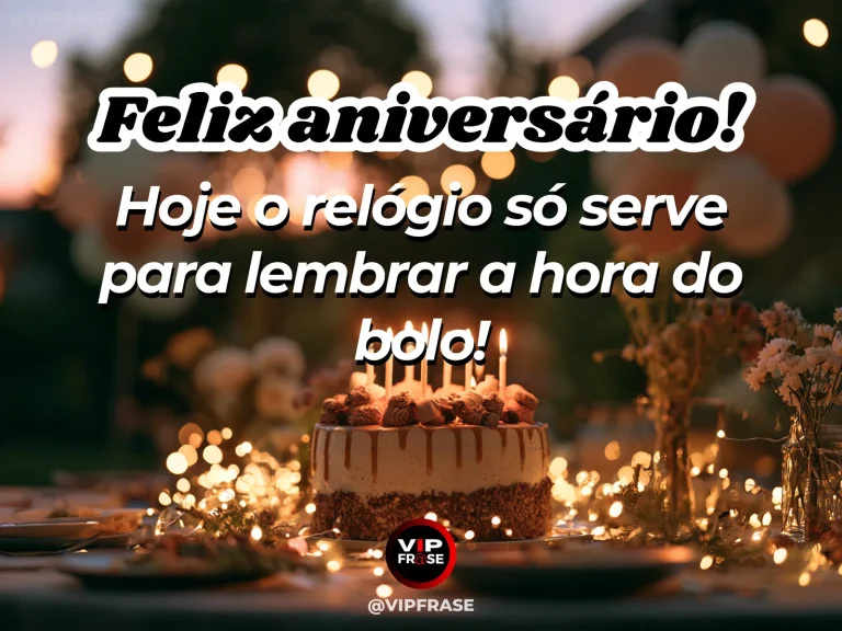 Arte de feliz aniversário com a frase “Hoje o relógio só serve para lembrar a hora do bolo!”, com bolo de chocolate, velas e luzes douradas.