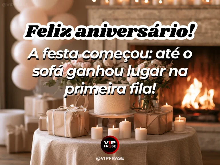 Mensagem de feliz aniversário em cena com bolo, presentes, velas acesas, balões claros e lareira ao fundo.