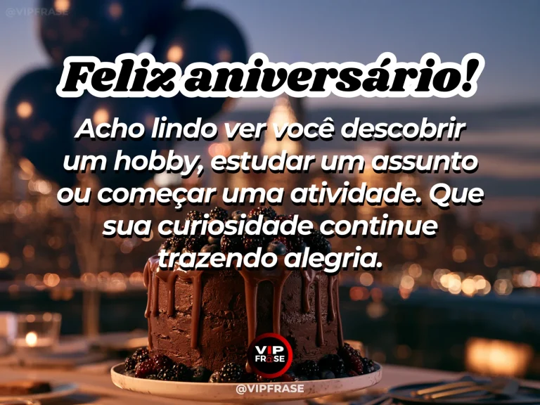 Mensagem de aniversário para namorado sobre carinho, com livros e instrumento musical em jardim luminoso.
