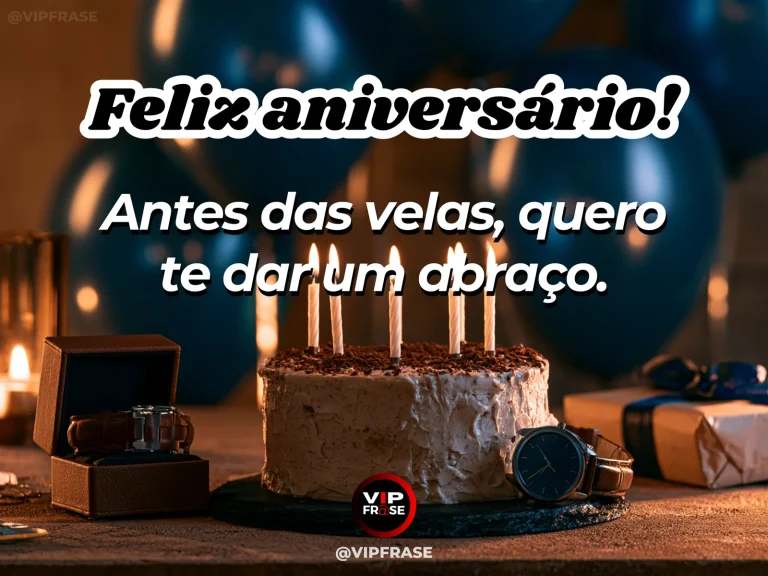 Mensagem de aniversário para namorado sobre carinho, com bolo de aniversário com velas acesas e arranjo floral.