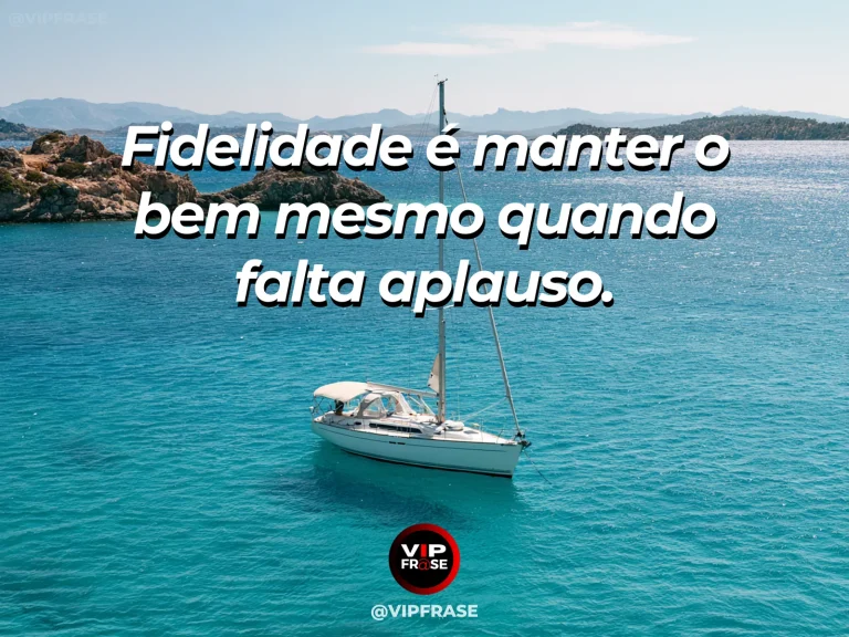 Mensagem de força sobre fidelidade longe dos aplausos, com farol de pedra firme sobre rochas junto ao mar.