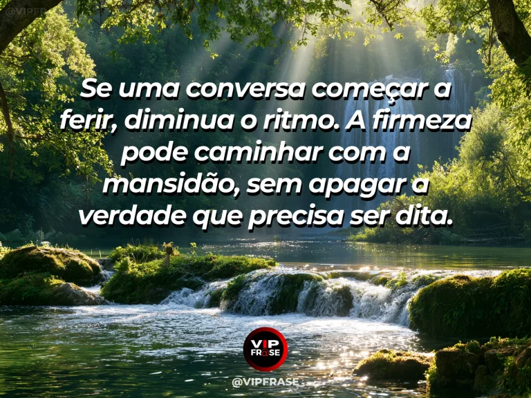 Mensagem de sabedoria sobre firmeza e mansidão nas palavras, com carvalho firme e bambu delicado lado a lado no jardim.