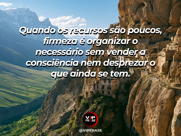 Mensagem de força sobre firmeza quando os recursos são poucos, com casas de pedra adaptadas a enorme paredão de montanha.