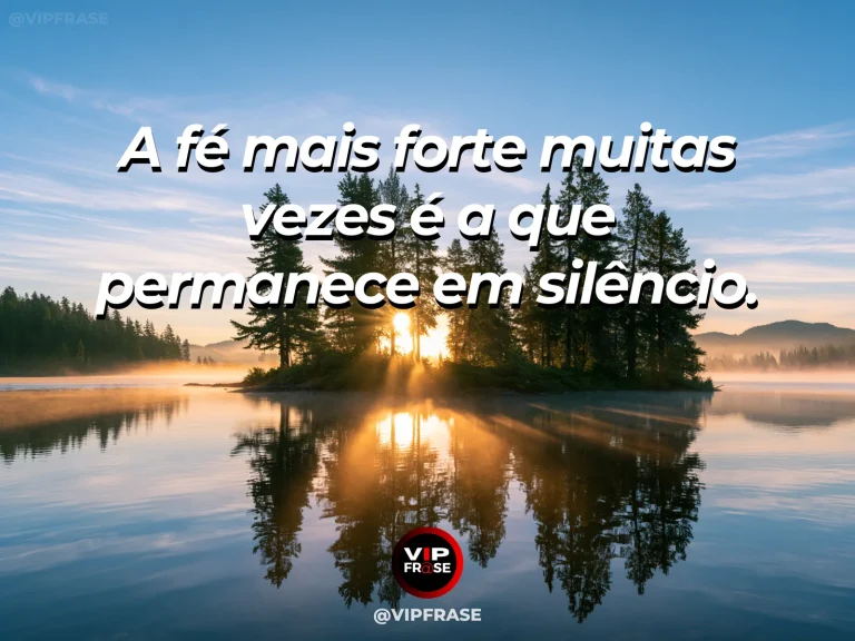 Frase de fé sobre força silenciosa da fé, com lago entre pinheiros ao amanhecer, com bruma azul e luz quente.