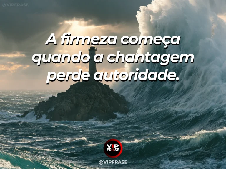 Arte com frase sobre coragem e firmeza diante da chantagem, ilustrada por stone lighthouse standing against immense ocean waves under dramatic sky.