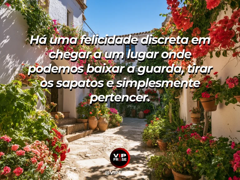 Frase sobre felicidade em cenário de warm Mediterranean home entrance com flowers and linen cushions.
