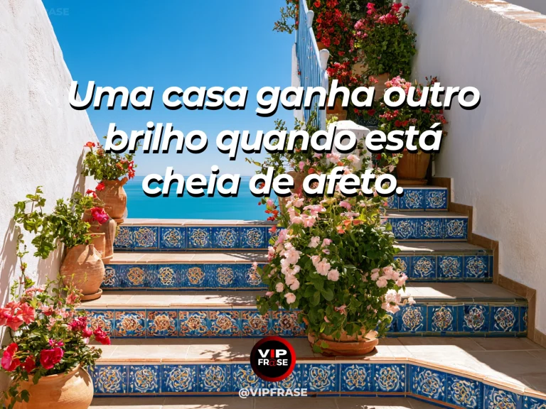 Frase sobre felicidade em cenário de flower covered family courtyard com warm inviting windows.