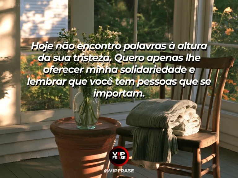 Frase de luto para enviar condolências, com flores claras em vaso ao lado de uma cadeira.