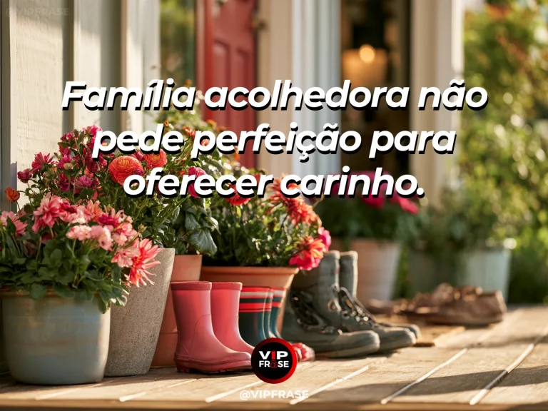 Frase sobre família e a família que acolhe, com entrada de casa luminosa rodeada de vasos de flores coloridas.