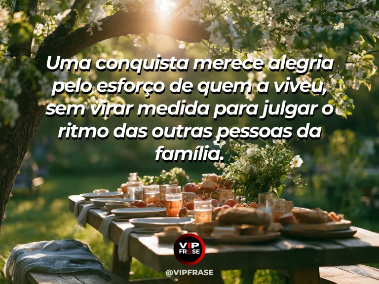 Frase sobre família e celebração sem comparação, com bolo caseiro pequeno entre flores e frutas em mesa festiva.