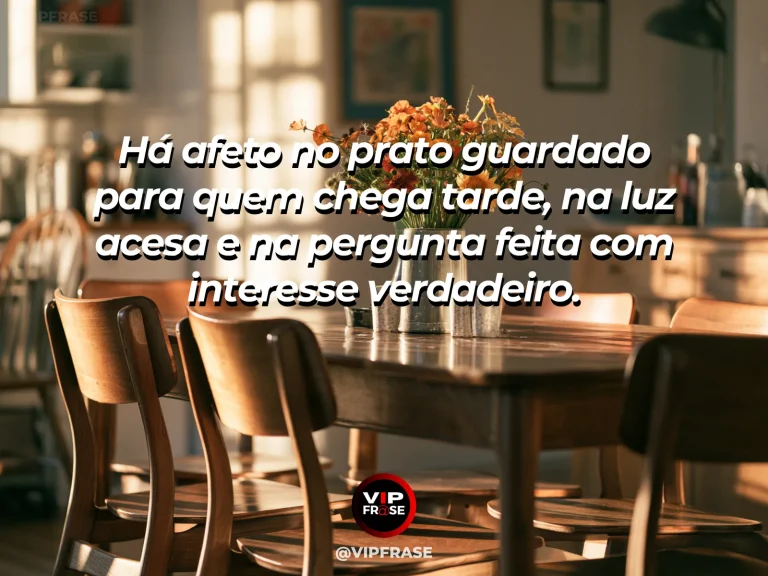 Frase sobre família e o carinho que não precisa de espetáculo, com mesa de cozinha iluminada com prato coberto e pequeno buquê.