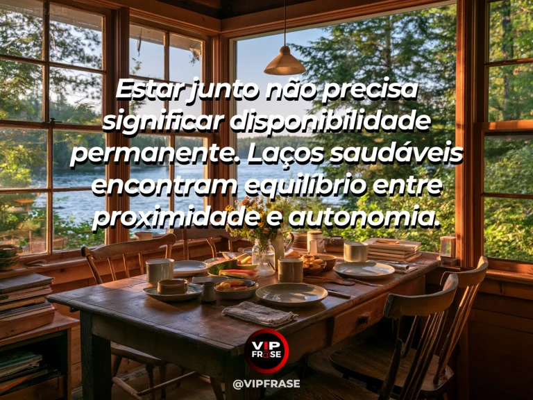 Frase sobre família e presença sem cobrança, com duas cadeiras com espaço entre elas em varanda florida.