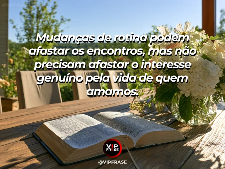 Frase sobre família e quando a vida muda de direção, com varanda com cadeiras olhando para montanhas verdes ao sol.