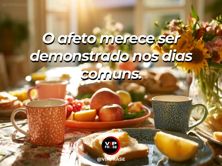 Frase sobre família e valorizar enquanto há tempo, com flores frescas sobre mesa com café e sol de manhã.