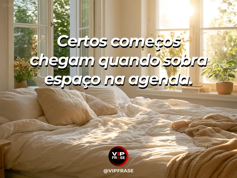 Frase de recomeço sobre abrir espaço na agenda, com cenário de mesa simples com agenda fechada e pequeno arranjo de flores frescas.