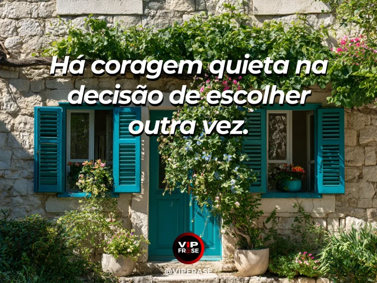 Frase de recomeço sobre coragem silenciosa para escolher, com cenário de portão de madeira entreaberto na borda de pomar luminoso.