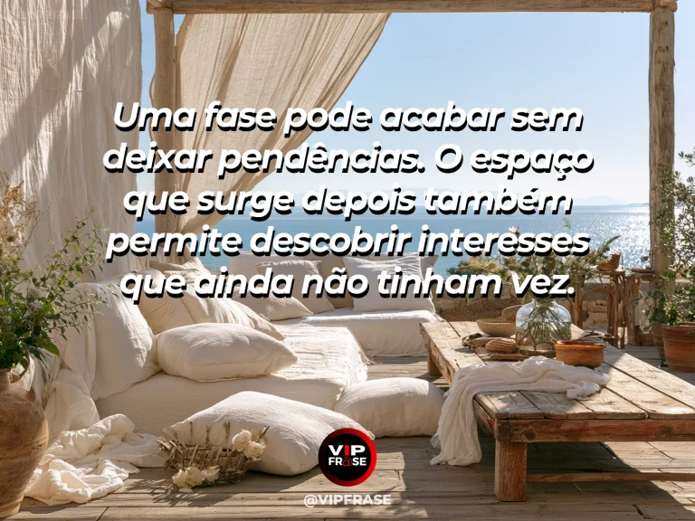 Frase de recomeço sobre descobrir interesses após o encerramento, com cenário de varanda ensolarada com porta aberta para jardim de flores e céu azul.